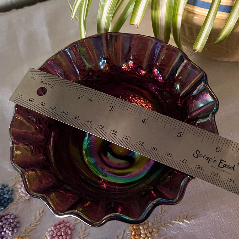 Gorgeous L.E. Smith Amethyst Carnival Glass Ruffled Bowl Daisy & Button Pattern - Picture 14 of 15